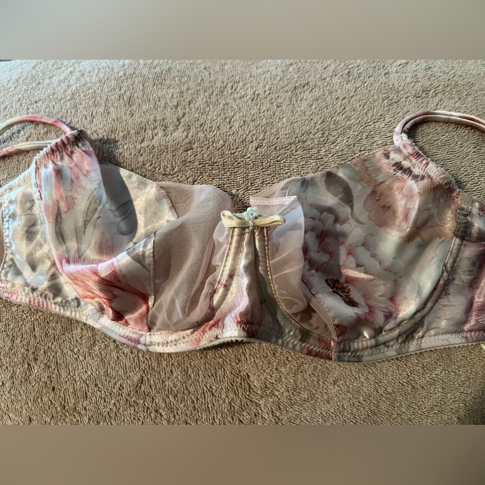 Vintage early 90s Victoria’s Secret 36C bra - pink sheer and floral satin